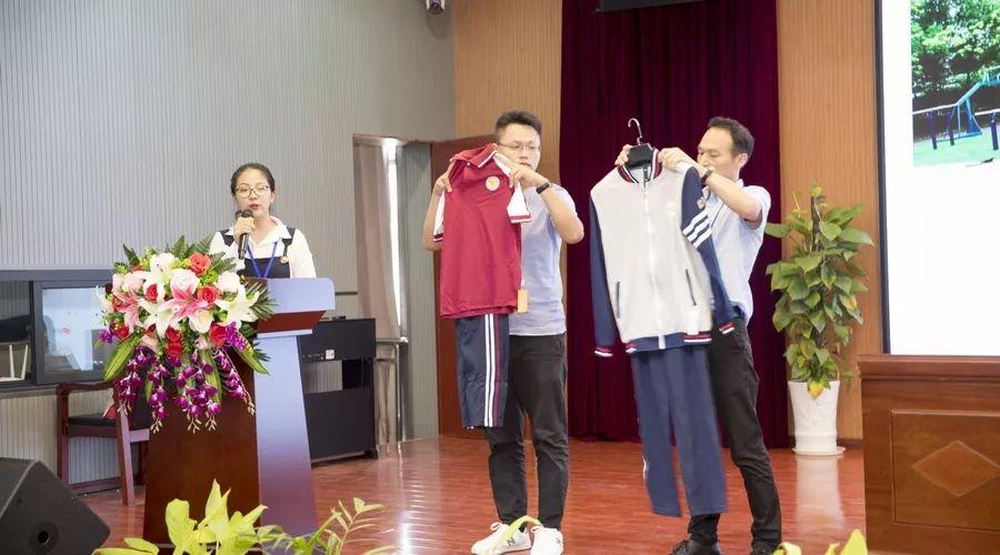 科技股份,上饶市鑫隆教育服装厂相关负责人在现场进行了产品
